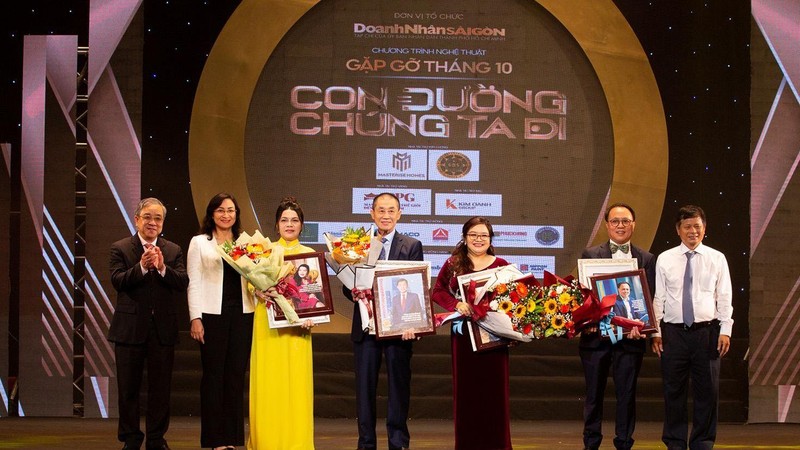 CHỦ TỊCH PHAN MINH THÔNG NHẬN GIẢI THƯỞNG DOANH NHÂN TRUYỀN CẢM HỨNG 2022  CHỦ TỊCH PHAN MINH THÔNG NHẬN GIẢI THƯỞNG DOANH NHÂN TRUYỀN CẢM HỨNG 2022
